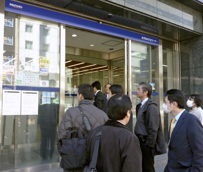 みずほ銀行 大規模障害を招いた 夜間バッチ処理 日本経済新聞