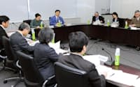 農畜産物からの放射性物質検出を受けて開かれた、内閣府の食品安全委の会合（22日、東京都港区）=共同
