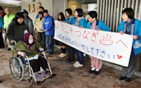 東日本大震災で被災した住民を出迎える温泉旅館の従業員（26日午後、盛岡市）=共同