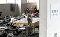 100人以上が逃げ込み半数以上の命が奪われた鵜住居地区防災センター。部屋には花が供えられていた(29日午前、岩手県釜石市)=写真 小谷裕美