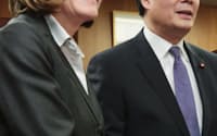 会談を前に、仏原子力アレバのロベルジョンCEO（左）と握手する海江田経産相(3月31日午後、経産省)