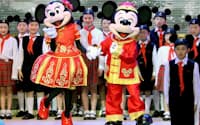 上海ディズニーランドの着工式典に登場したミッキーマウスや子どもたち（8日、上海市内）=新華社・共同