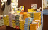 書店の店頭に積み上げられた小学生向け学習辞典(東京都内)
