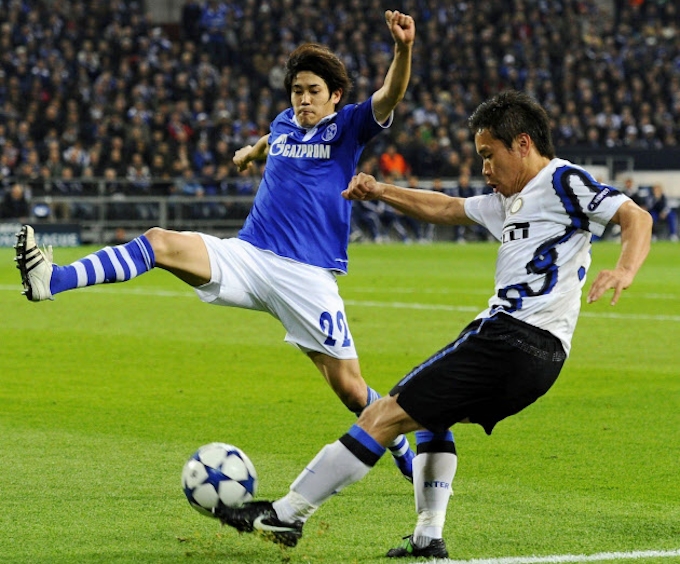 内田のシャルケ 初の4強 日本人対決制す 日本経済新聞