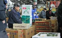 4月に入り、茨城・千葉産の野菜も買い手が増えてきた(8日、東京・大田市場)