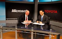 エコカー向けITサービスで提携した米マイクロソフトのバルマーCEO(左)とトヨタ自動車の豊田社長