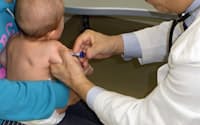 ワクチンを接種される小児