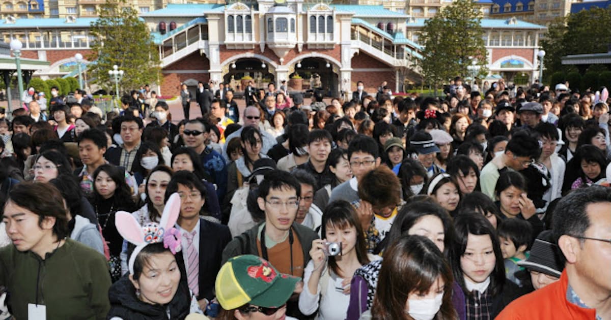 ディズニーランド再開 開園前に1万人が行列 日本経済新聞 ディズニーランド再開 開園前に1万人が行列 日本経済新聞