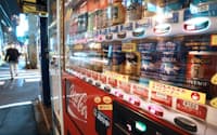 6月下旬から輪番で冷却停止するコカ・コーラの自動販売機(15日午後、東京都千代田区)