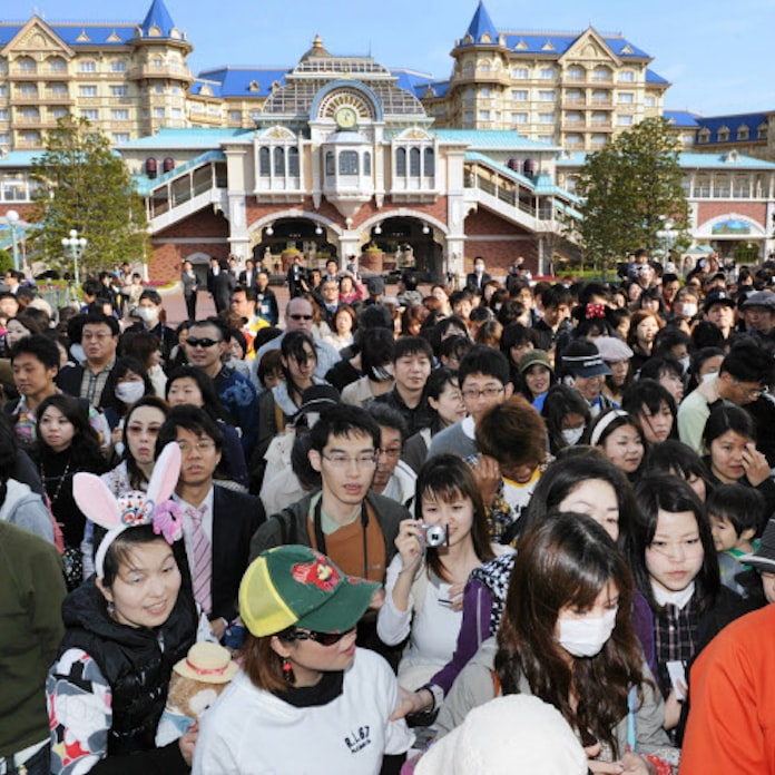 ディズニーランド 7万人の安全守ったアルバイト 日本経済新聞 ディズニーランド 7万人の安全守ったアルバイト 日本経済新聞