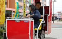 団地周辺を自転車で送迎する無料サービス(4月、東京都武蔵村山市)