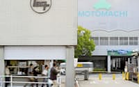 車両生産を再開したトヨタ自動車の元町工場（18日午前、愛知県豊田市）=共同