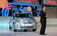 トヨタの豊田社長ら各社トップは製品の売り込みに懸命だが、部品の供給減が足を引っ張る(19日、上海市)