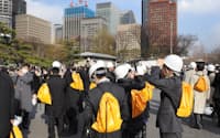 東日本大震災の日、皇居前広場に避難した人たち(3月11日午後、東京・丸の内)