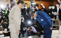 福島県庁を訪れ、佐藤知事（左）に頭を下げる東京電力の清水社長(22日)=写真　柏原敬樹