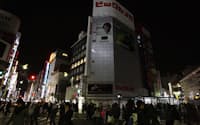 節電のため部分的に照明を落とした家電量販店(3月13日、東京・新宿)