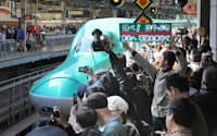 東北新幹線が全線復旧し、JR東京駅を出発する「はやぶさ」の始発列車(29日午前)=写真　松本勇