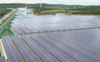 宮古島の4000キロワットの太陽光発電所。風力発電所と合わせ、蓄電池で制御する