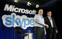 スカイプ買収を発表するマイクロソフトのバルマーCEO（左）とスカイプのベイツCEO(10日、米サンフランシスコ市)