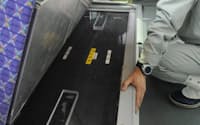 川崎重工業が開発した大容量ニッケル水素電池「ギガセル」(電車の座席下に内蔵)