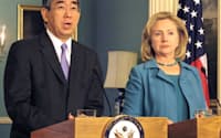クリントン米国務長官は、松本外相との共同記者会見で自分の発言を終えると、通訳が終わらないうちに会見場を後にした(4月29日、ワシントン)=共同