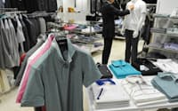 ポロシャツが並ぶ百貨店の紳士服売り場(20日午前、東京都中央区の松屋銀座店)