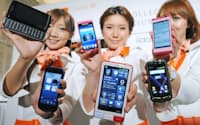 KDDIが5月17日に発表した新型スマートフォン。6機種ともOSはアンドロイドを採用し、本体にスナップドラゴンを搭載する