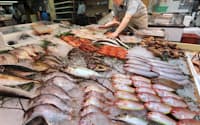 黒門市場の鮮魚店に並ぶ豊富な白身魚(大阪市中央区の深広)