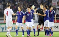 チェコと0-0で引き分け、タッチを交わす日本代表イレブン（7日）