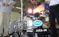 原子力緊急時支援・研修センターで公開された、原子力災害ロボット「JAEA-3号」（21日午前）=共同