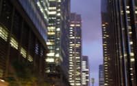 高層ビルが並ぶ丸の内仲通りはマンハッタンを彷彿させる(東京都千代田区)