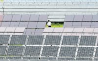 多種類のパネルを並べ設置条件などを実証研究する北杜サイト太陽光発電所(山梨県北杜市)