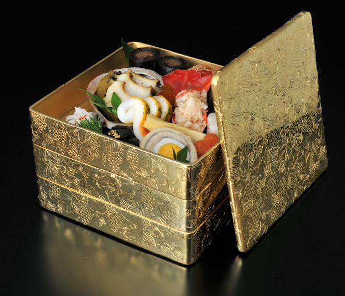 1800万円のおせち 高島屋 金の3段重箱入り 日本経済新聞 1800万円のおせち 高島屋 金の3段重箱入り 日本経済新聞