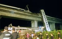 中国・浙江省で橋から転落した高速鉄道の車両(23日夜)=新華社・共同