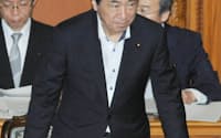 2011年度第2次補正予算が可決、成立し一礼する菅首相(25日午後、参院本会議)