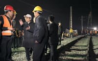 山東省の列車衝突事故の復旧工事現場に姿を現した劉志軍・前鉄道相（08年4月）=ロイター