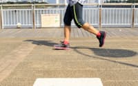 お台場海浜公園のランニングコースを走るランナー(東京都港区)