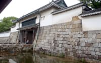 台風12号の影響で、一部がはがれ落ちた二条城の東大手門北方多門塀(4日)=京都市提供・共同