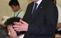 政府税制調査会の会議であいさつする野田首相。左は安住財務相(7日、首相官邸)