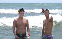 台湾まで泳いでいく鈴木さん（左）ら（神奈川県茅ケ崎市）