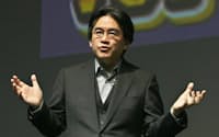 「ニンテンドー3DS」の販売戦略について話す任天堂の岩田社長(13日、東京・有明の東京ビッグサイト)