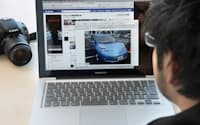 日産自動車は顧客との接点のひとつとして積極的にフェイスブックなどのソーシャルネットワークを活用する(横浜市西区)