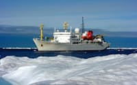 北極海を航行する日本の海洋地球研究船「みらい」=海洋研究開発機構提供