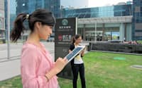 iPadなどの多機能携帯端末やスマートフォンなどでSNSを利用する若者が増えている(北京市)