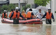 台風15号接近に伴う大雨で住宅街が冠水し、ボートで救出される家族（20日、名古屋市守山区）=共同