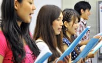 アナウンサーなどを養成する専門学校で、発声や発音の練習をする人たち（大阪市北区のオフィスキイワード）