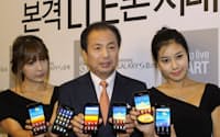 高速携帯電話サービス「LTE」対応の新型スマホを手にする申無線事業部長(26日、ソウル市内)