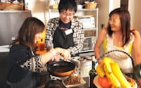 「料理を作りながら、初対面でも話しやすい」と赤塚さん(東京都中央区の「R's Kitchen」)