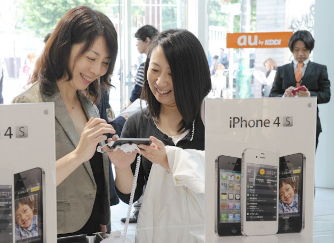 Iphone4s発売 Kddiとソフトバンク激突 日本経済新聞