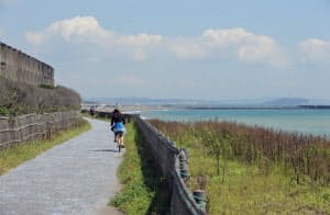 茅ケ崎・柳島から藤沢・鵠沼海岸まで続くサイクリングロード。遠くに江の島が見える